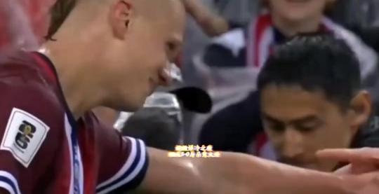  哈兰德迎来二十赛季高光表现，巴塞罗那球迷沸腾！