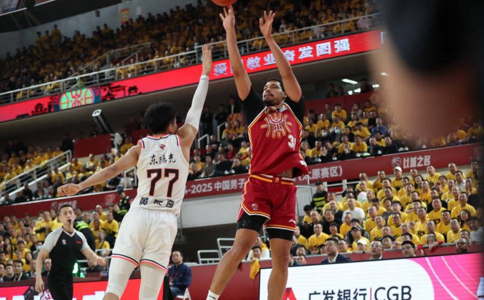 北京男篮客场险胜广东男篮，实现反弹