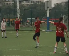 冲破枷锁：女子足球比赛中的突破之战