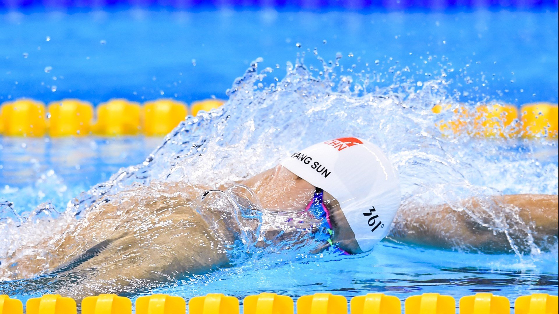 F1赛车赛场焦点！德国队对阵日本队，关键一战，双方鏖战至最后一刻